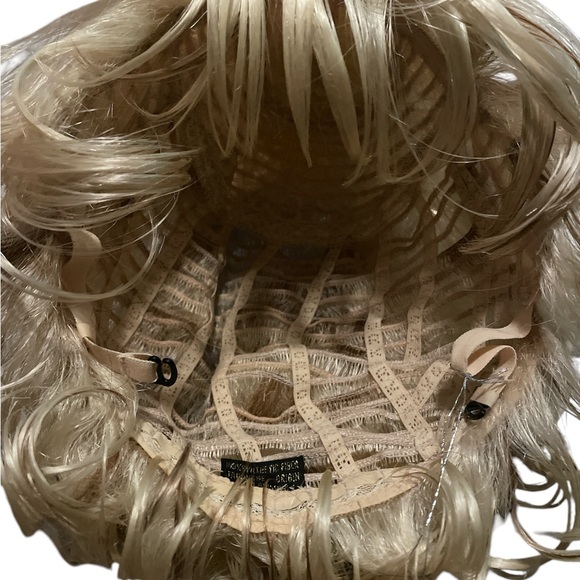 Cute Fashion Source wig by Golden State - Picture 6 of 7